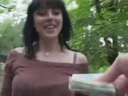 Brünettes Mädchen öffentlich für Geld Outdoor-Oralsex